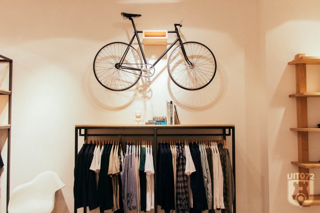 Twentyonewood: fiets boven kledingrek