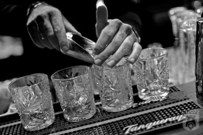 Fellini: ijs bij gin & tonic (bw)