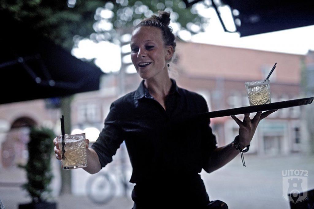 Fellini: gin & tonic uitserveren