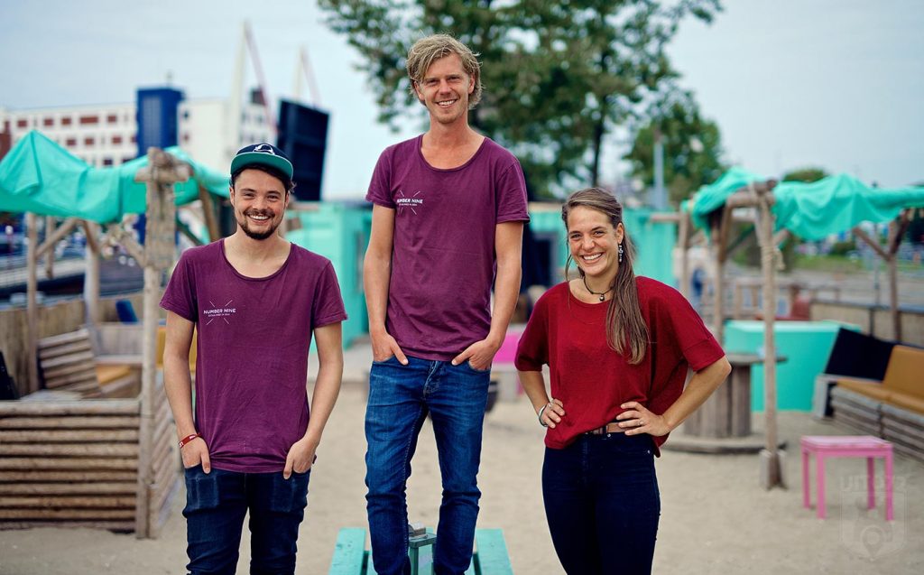Een klein deel van het Kade Team (foto: Frits de Beer) Stadsstrand de Kade