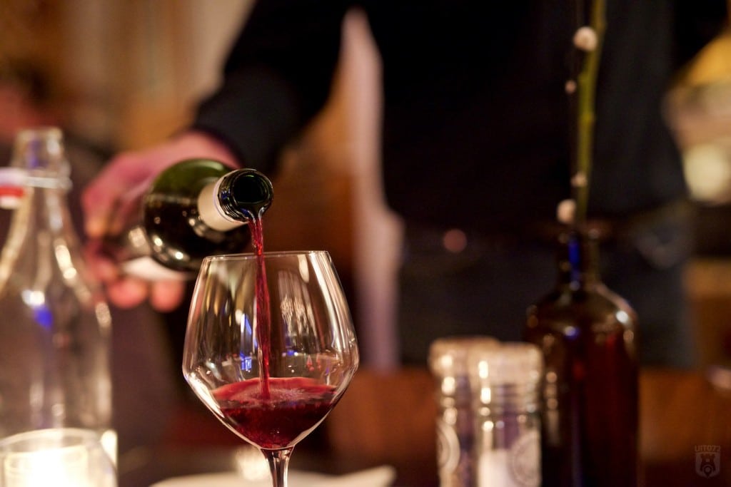 Rode wijn inschenken (Granada Alkmaar)