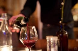 Rode wijn inschenken (Granada Alkmaar)