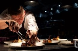 Melvin maakt bord met duif op (Fabers Alkmaar)