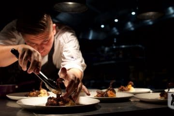 Melvin maakt bord met duif op (Fabers Alkmaar)