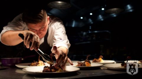 Melvin maakt bord met duif op (Fabers Alkmaar)