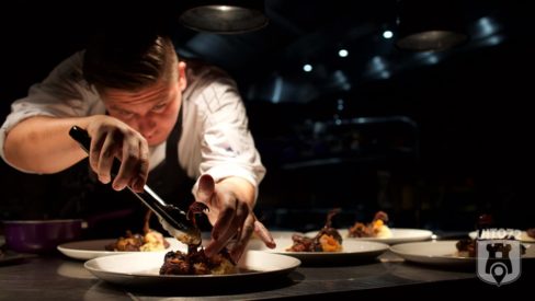 Melvin maakt bord met duif op (Fabers Alkmaar)