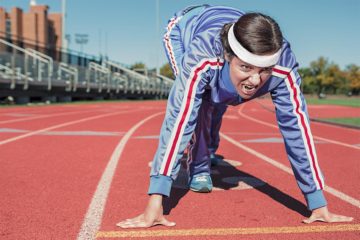 Vrouw op athletiekbaan