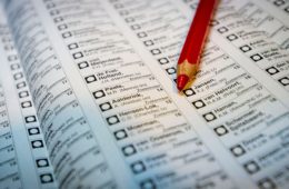 Verkiezingen (stembiljet en rood potlood)