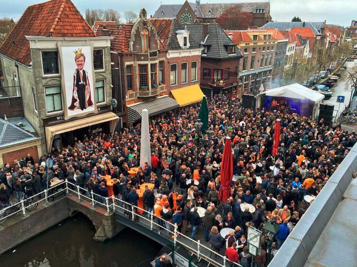 Koningsfeest op de Platts Stenenbrug