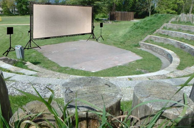 Zomerse openluchtbioscoop van Het Moment in het amfitheater van Park de Oude Kwekerij