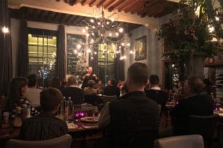 De dinerzaal luistert geboeid naar Rob