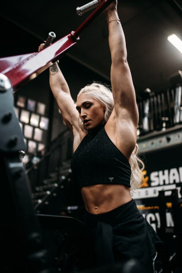 shannon-delilah-lat-pull