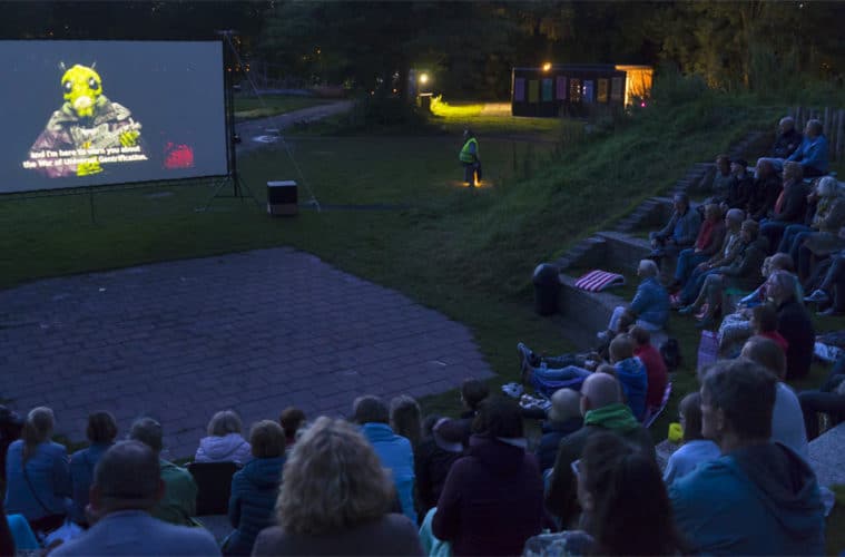 Zomerse openluchtbioscoop van Het Moment in het amfitheater van Park de Oude Kwekerij