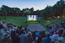 Zomerse openluchtbioscoop van Het Moment in het amfitheater van Park de Oude KwekerijZomerse openluchtbioscoop van Het Moment in het amfitheater van Park de Oude Kwekerij