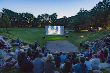 Zomerse openluchtbioscoop van Het Moment in het amfitheater van Park de Oude KwekerijZomerse openluchtbioscoop van Het Moment in het amfitheater van Park de Oude Kwekerij