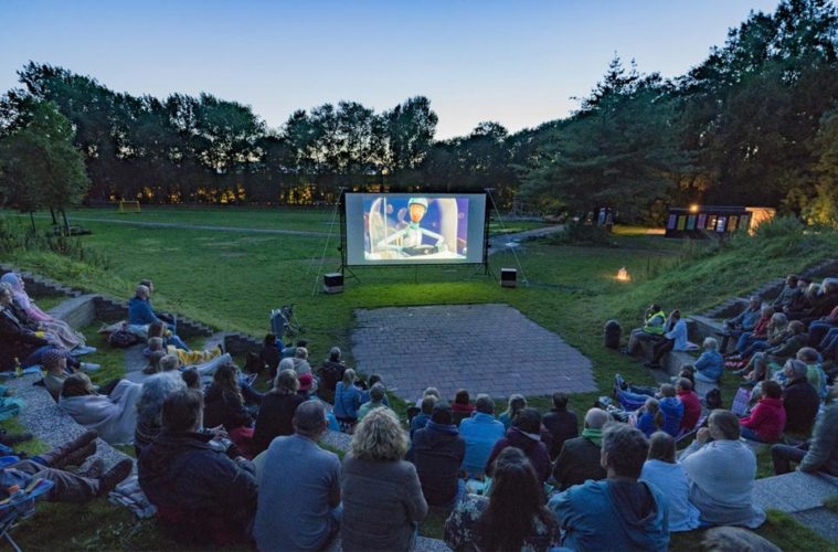 Zomerse openluchtbioscoop van Het Moment in het amfitheater van Park de Oude KwekerijZomerse openluchtbioscoop van Het Moment in het amfitheater van Park de Oude Kwekerij
