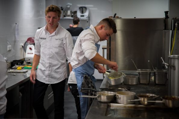 Sam en Dennis in de keuken