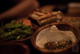 Crispy grilled pita met yoghurt en jalapeno