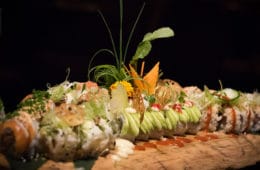 Plank vol sushi bij Bubbels & Bites