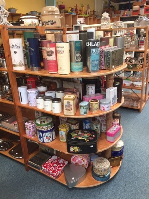 Kringloop Alkmaar: stelling met blikken