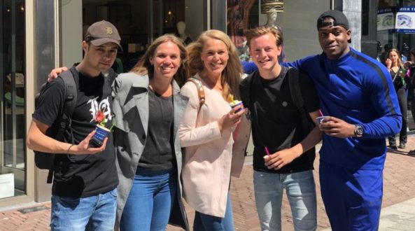 IJs met de jongens- de meisjes tegen de jongens - UIT072