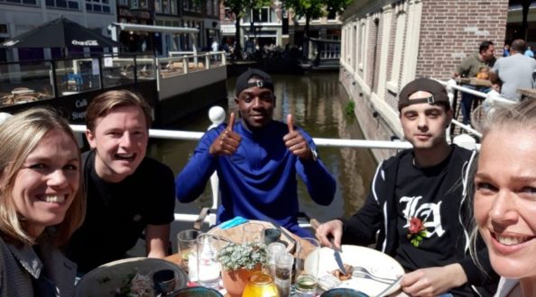 Lunch met de jongen - de meisjes tegen de jongens - UIT072