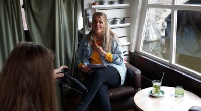 op de set met de meiden - de meisjes tegen de jongens - UIT072