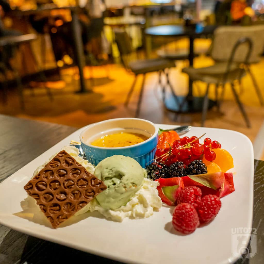 Bitemark dessert: Crème Brûlée met boerderij ijs en vers fruit