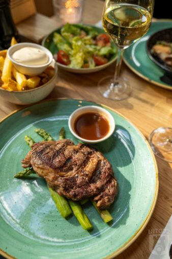 Ribeye (dry aged) van Simmetaler rund, gegrilde groene asperges en groene salade met jus de veau
