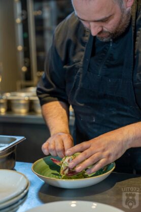 Chef maakt de salade op