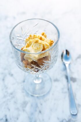 Applecrumble met vanille-ijs en citroenmascarpone