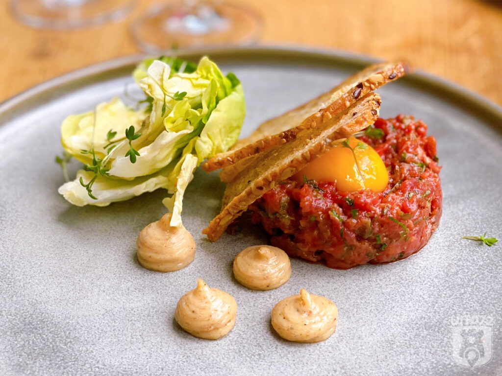Steak tartaar met ei, bacon, mayonaise, tuinkers en zuurdesembrood