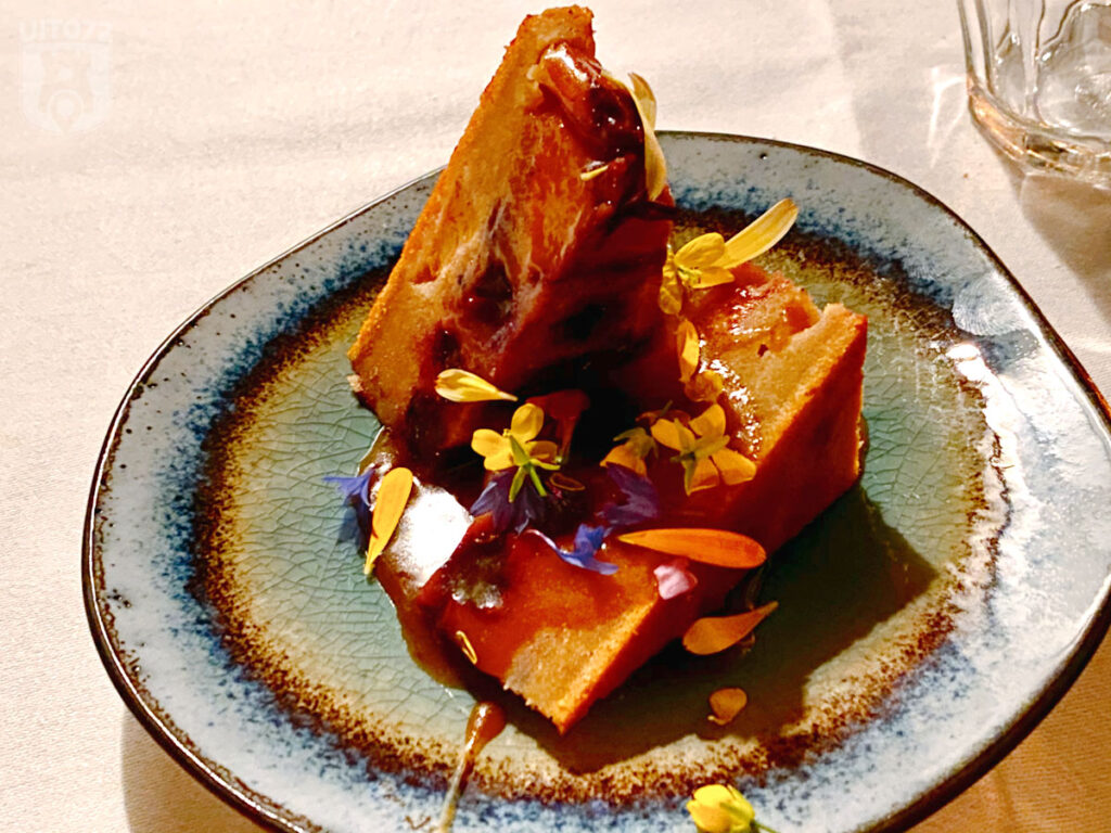 Clafoutis wilde perzik en blauwe bes | gezoute karamel | hibiscus hangop