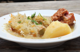 Heel Alkmaar eet zuurkool parelhoen