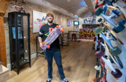 Wim Derksen met skateboard in zijn winkel