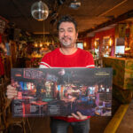 Steef met album in Taverne (Bergen)