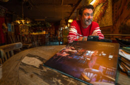 Steef met album in Taverne (Bergen)