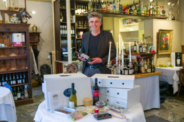 Eric Muller tussen de verwenpakketten in 't Stokpaardje