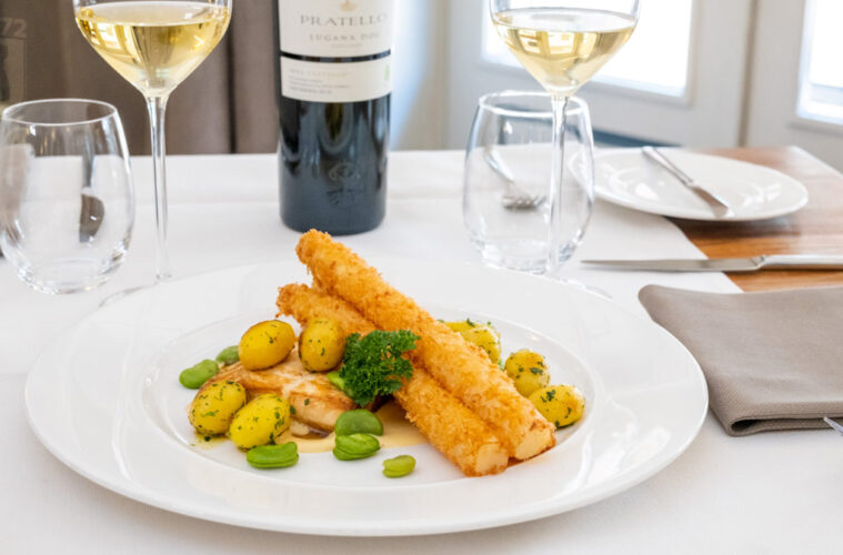 Gebakken heilbot met Hollandse asperges, tuinboontjes, pommes parisienne en een mosterd beurre blanc