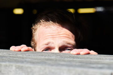 Jacob Adriani achter schutting