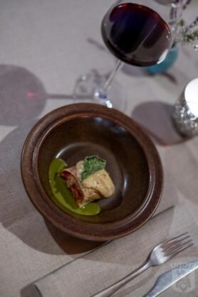 Pannenkoek met prei, brandnetel en bijna verbrande room, met een glas Brabants Rood van Dassemus.