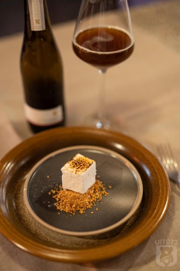 Marshmallow van Nederlandse vanille en schapenyoghurt is na 1 hap een van de favorieten! Daarbij een houtgelagerde Barley Wine van Gooische Bierbrouwerij.