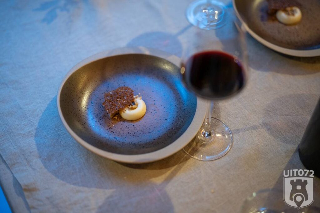 Mousse van Fiore met gefermenteerde rabarberchutney, zwarte rabarberjam en tuile van rabarber en hazelnoot 