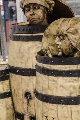 living-statues-barrels