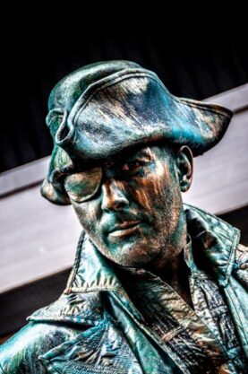 living-statues-pirate