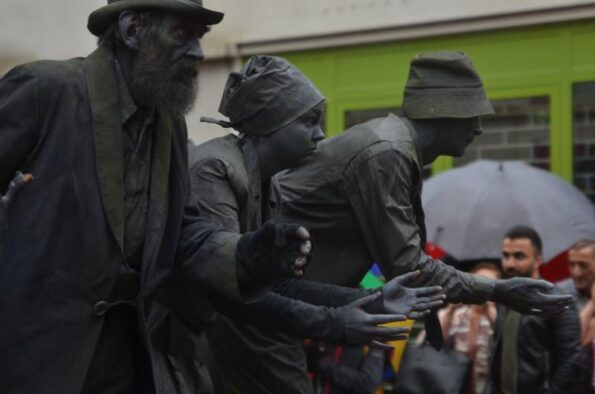 living-statues-threesome