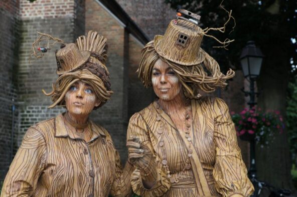 living-statues-wood