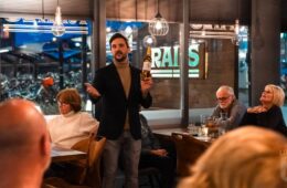 Wouter presenteert dessertwijn - Wining & Dining (RAILS)